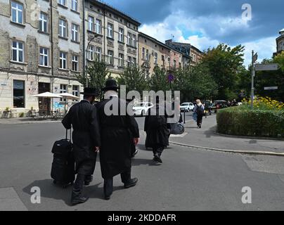 Un groupe de Juifs orthodoxes nouvellement arrivés qui se promènaient autour de Kazimierz à Cracovie. Jeudi, 07 juillet 2022, à Kazimierz, Cracovie, Pologne. (Photo par Artur Widak/NurPhoto) Banque D'Images