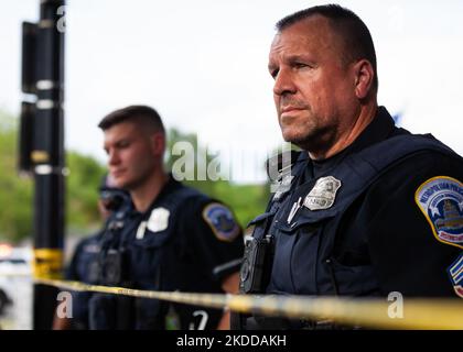 Agent K.M. Gibbs et d'autres agents de la police métropolitaine (DC) forment une file d'attente pour empêcher les manifestants de rentrer après les avoir repoussés lors d'une fête de rue organisée par le groupe d'activisme climatique extinction Rebellion DC. La fête fait partie de la campagne « fin méthane, électrifier DC » du groupe. C'est une protestation contre l'expansion des infrastructures de combustibles fossiles par Washington Gas, ainsi que le rôle de l'entreprise dans les fuites de méthane qui affligent actuellement DC. (Photo d'Allison Bailey/NurPhoto) Banque D'Images