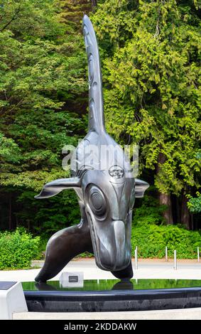 Sculpture culturelle des Premières nations d'un orque ou d'une orque d'orque devant l'Aquarium de Vancouver, Canada. Banque D'Images