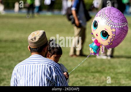 Les musulmans indonésiens assistent à des prières pour marquer le festival Eid al-Adha dans un champ à Bogor, Java-Ouest, Indonésie sur 9 juillet 2022. Les musulmans du monde entier célèbrent l'Eid al-Adha, également appelé la Fête du sacrifice, pour commémorer la volonté du prophète Abraham de sacrifier son fils comme un acte d'obéissance à Dieu. (Photo par Adriana Adie/NurPhoto) Banque D'Images