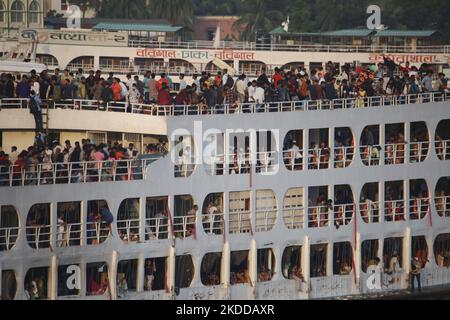 Les gens sont à bord de ferries bondés lorsqu'ils rentrent chez eux devant Eid al-Adha, la fête du sacrifice à Dhaka, au Bangladesh, sur 8 juillet 2022. Des millions de bangladais devraient rentrer chez eux, des voyages sur des ferries surpeuplés pour célébrer l'un des plus grands festivals religieux musulmans d'Eid-Al-Adha. (Photo de Kazi Salahuddin Razu/NurPhoto) Banque D'Images