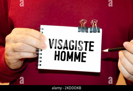 Kit d'auto-soin hommes boîte noire avec produits et dispositifs de soins de beauté et tableau de lettres avec texte les hommes ont besoin d'auto-soin aussi. Pack d'auto-soin ou gif Banque D'Images