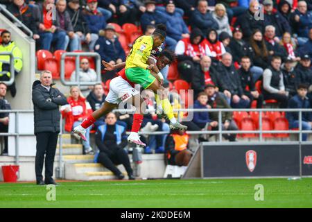 AESSEAL New York Stadium, Rotherham, Angleterre - 5th novembre 2022 Peter Kioso (30) de Rotherham United et Sam McCallum de Norwich City défi pour la tête - pendant le match Rotherham v Norwich City, Sky Bet Championship, 2022/23, AESSEAL New York Stadium, Rotherham, Angleterre - 5th novembre 2022 crédit : Arthur Haigh/WhiteRosephotos/Alamy Live News Banque D'Images