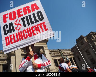 "Sortir Castillo délinquant" peut être lu sur une bannière quand des milliers de personnes prennent dans les rues, une fois de plus, pour protester contre le Président Pedro Castillo. Castillo, qui est immergé dans plusieurs enquêtes pour des actes présumés de corruption dans lesquels son entourage le plus proche serait également impliqué, a demandé l'intervention de l'OEA afin de soutenir son régime. Banque D'Images