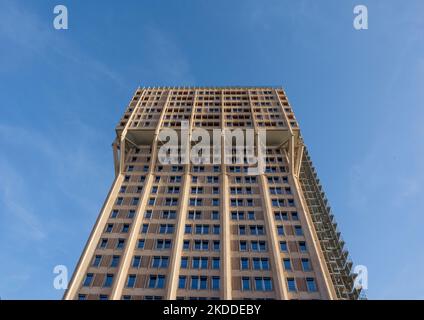 Tour Velasca, gratte-ciel construit en 1950s par le partenariat architectural BBPR, vu d'en bas, dans le centre de Milan, région Lombardie, Italie Banque D'Images