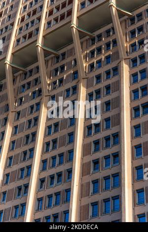 Tour Velasca, gratte-ciel construit en 1950s par le partenariat architectural BBPR, vu d'en bas, dans le centre de Milan, région Lombardie, Italie Banque D'Images