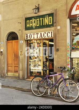 Magasin de couteaux traditionnel (en italien 'Arrotino') avec panneau d'époque dans la via dei Leoni, centre-ville de Florence, Toscane, Italie Banque D'Images