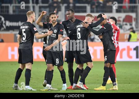 Dernière jubilation Francfort: De gauche: Hrvoje SMOLIC (Eintracht Frankfurt). Mario GOETZE (Eintracht Frankfurt), Djibril Sow (Eintracht Frankfurt), Evan n'DICKA (NDICKA) (Eintracht Frankfurt), Kristijan JAKIC (Eintracht Frankfurt), Ansgar KNAUFF (Eintracht Frankfurt), jubilation, joie, enthousiasme, action. Football 1st Bundesliga saison 2022/2023, 13th match, matchday13, FC Augsburg - Eintracht Francfort 1-2 on 6 novembre 2022, WWK ARENA Augsbourg. ? Banque D'Images