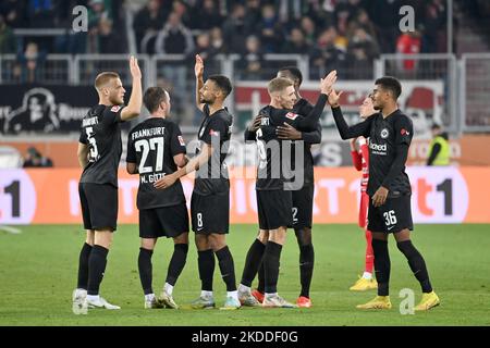 Dernière jubilation Francfort: De gauche: Hrvoje SMOLIC (Eintracht Frankfurt). Mario GOETZE (Eintracht Frankfurt), Djibril Sow (Eintracht Frankfurt), Kristijan JAKIC (Eintracht Frankfurt), Evan NDICKA (Eintracht Frankfurt), Ansgar KNAUFF (Eintracht Frankfurt), jubilation, joie, enthousiasme, action. Football 1st Bundesliga saison 2022/2023, 13th match, matchday13, FC Augsburg - Eintracht Francfort 1-2 on 6 novembre 2022, WWK ARENA Augsbourg. ? Banque D'Images