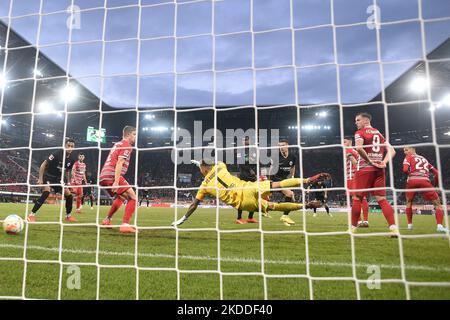 Objectif Ansgar KNAUFF (Eintracht Frankfurt-not in the Picture) à 1-2 contre Rafal GIKIEWICZ (FC Augsburg), action, prise de but, derrière la caméra de but, derrière la perspective de but. Football 1st Bundesliga saison 2022/2023, 13th match, matchday13, FC Augsburg - Eintracht Francfort 1-2 on 6 novembre 2022, WWK ARENA Augsbourg. ? Banque D'Images