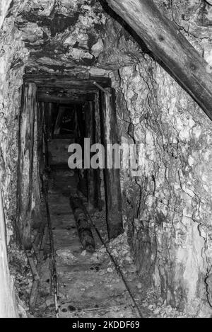 Vestiges d'un tunnel militaire sur le mont Piano dans les Alpes Dolomites, construit pendant la première Guerre mondiale, Tirol du Sud Banque D'Images