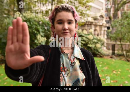 Londres, Angleterre, Royaume-Uni. 5th novembre 2022. PHOEBE PLUMMER, activiste de Just Stop Oil qui a lancé de la soupe sur les Sunflowers de Van Gogh, photographiés lors d'une manifestation anti-gouvernementale dans le remblai de Londres. (Image de crédit : © Thomas Krych/ZUMA Press Wire) Banque D'Images