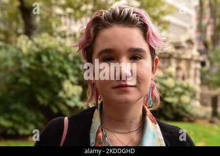 Londres, Angleterre, Royaume-Uni. 5th novembre 2022. PHOEBE PLUMMER, activiste de Just Stop Oil qui a lancé de la soupe sur les Sunflowers de Van Gogh, photographiés lors d'une manifestation anti-gouvernementale dans le remblai de Londres. (Image de crédit : © Thomas Krych/ZUMA Press Wire) Banque D'Images