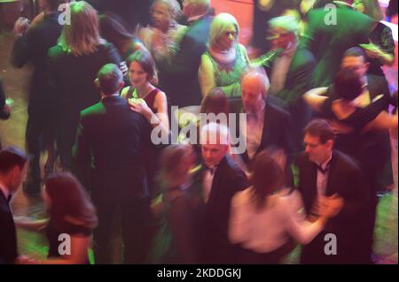 05 novembre 2022, Hessen, Francfort-sur-le-main: Les visiteurs dansent pendant le bal de la presse sportive allemande de 40th sous la devise '40 boules pour Francfort. Unique en Allemagne » à l'Alte Oper. Photo: Sebastian Gollnow/dpa Banque D'Images