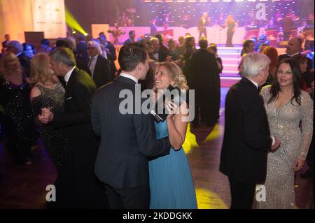 05 novembre 2022, Hessen, Francfort-sur-le-main: Les visiteurs dansent pendant le bal de la presse sportive allemande de 40th sous la devise '40 boules pour Francfort. Unique en Allemagne » à l'Alte Oper. Photo: Sebastian Gollnow/dpa Banque D'Images