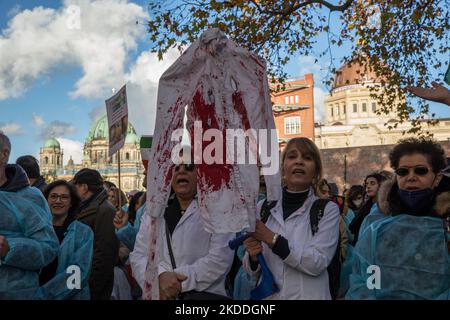 Berlin, Allemagne. 5th novembre 2022. Des manifestants se sont rassemblés au Foreign Office de Berlin pour protester contre la violence contre le personnel médical en Iran. Des médecins et des personnes du secteur de la santé y sont réunis sur 5 novembre 2022. (Credit image: © Michael Kuenne/PRESSCOV via ZUMA Press Wire) Banque D'Images