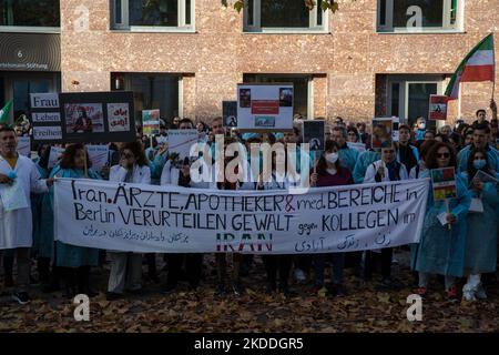 Berlin, Allemagne. 5th novembre 2022. Des manifestants se sont rassemblés au Foreign Office de Berlin pour protester contre la violence contre le personnel médical en Iran. Des médecins et des personnes du secteur de la santé y sont réunis sur 5 novembre 2022. (Credit image: © Michael Kuenne/PRESSCOV via ZUMA Press Wire) Banque D'Images