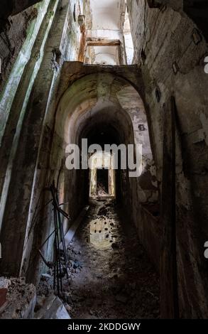 A l'intérieur de la forteresse autrichienne Landro dans les Alpes Dolomites du Tyrol du Sud, une demeure architecturale des conflits frontaliers entre l'Autriche et l'Italie Banque D'Images