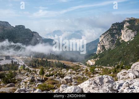 Des nuages bas dans les montagnes du col de Valparola, Alpes Dolomites dans le sud du Tyrol, Italie Banque D'Images