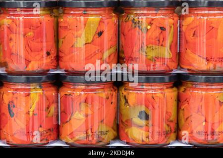 gros plan horizontal de plusieurs bocaux en verre avec poivrons rouges conservés. concept de conservation des aliments Banque D'Images