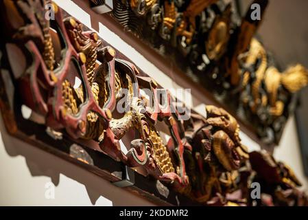 Gros plan sur le bloc de sculpture en bois chinois traditionnel à motif dragon Banque D'Images