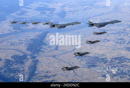 Séoul, Corée du Sud. 05th novembre 2022. Deux bombardiers stratégiques américains B-1B lancer, quatre avions de chasse F-35 de la Force aérienne sud-coréenne et quatre avions de chasse F-16 de la Force aérienne américaine survolent la Corée du Sud lors de l'exercice aérien conjoint « vigilant Storm » sur 05 novembre 2022 à un emplacement non divulgué en Corée du Sud. Au moins un avion B-1B a participé à un exercice conjoint de force aérienne entre les Etats-Unis et la Corée du Sud, la Corée du Sud a déclaré samedi que la Corée du Nord avait de nouveau tiré 4 missiles balistiques. Photo du ministère sud-coréen de la Défense/UPI crédit: UPI/Alay Live News Banque D'Images