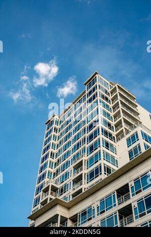 L'avant de l'immeuble de condominiums Pacifica sur la rue Front, au centre-ville de Nanaimo, Colombie-Britannique, Canada. Banque D'Images