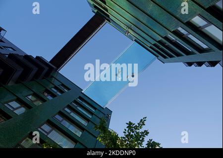 Les nageurs sont accrochés dans l'espace à la piscine Sky Pool, Embassy Gardens, Battersea, Londres Banque D'Images