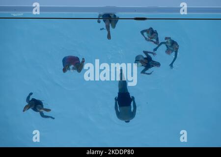 Les nageurs sont accrochés dans l'espace à la piscine Sky Pool, Embassy Gardens, Battersea, Londres Banque D'Images