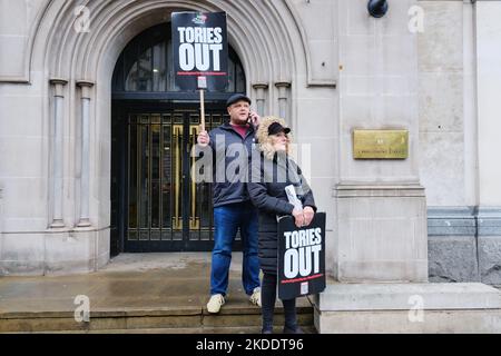 Londres, Royaume-Uni, 5th novembre 2022. Deux manifestants tenant des pancartes « Tories Out » se tiennent à Whitehall. Des milliers de marcheurs de diverses organisations et syndicats ont participé à la manifestation de l'Assemblée populaire "la Grande-Bretagne est brisée" appelant à des élections générales et au gouvernement pour faire face à la crise du coût de la vie. Crédit : onzième heure Photographie/Alamy Live News Banque D'Images