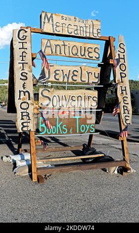 Le San Juan Mercantile, propriété locale sur San Juan Street dans le centre-ville de Pagosa Springs, Colorado, avec son enseigne extérieure unique, compte plus de 20 vendeurs. Banque D'Images