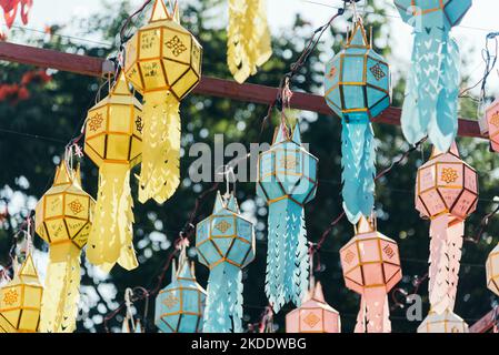 Lanternes en papier suspendues décorées dans le festival de Loy Krathong Banque D'Images