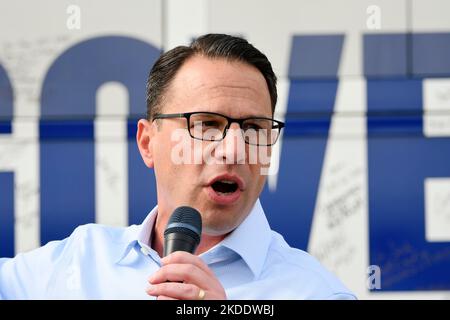 Philadelphie, États-Unis. 05th novembre 2022. Le candidat démocrate du gouverneur de Pennsylvanie Josh Shapiro parle à un arrêt de bus Big Fights à North Philadelphie, PA, USA sur 5 novembre 2022. Crédit : OOgImages/Alamy Live News Banque D'Images