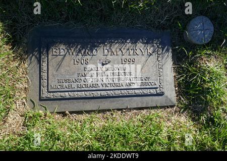 Los Angeles, Californie, États-Unis 3rd novembre 2022 tombe du directeur Edward Dmytryk dans la section des murmurer des arbres au parc commémoratif Forest Lawn Hollywood Hills sur 3 novembre 2022 à Los Angeles, Californie, États-Unis. Il dirige les jeunes Lions avec Montgomery Clift et Raintree County avec Montgomery Clift et Elizabeth Taylor. La Caine mutiny avec Humphrey Bogart, marcher sur le côté sauvage avec Jane Fonda, Mirage avec Gregory Peck, Alvarez Kelly avec William Holden, Bluebeard avec Richard Burton et Raquel Welch, Retour à Bataan avec John Wayne, Soldat de Fortune avec Clark Gable et Susan Hayward, le Devi Banque D'Images