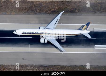 Boeing 777 de Singapore Airlines débarquant sur la piste de l'aéroport. Avion 777-300ER de Singapore Airlines enregistré sous le nom 9V-SWB. Avion B777. Banque D'Images