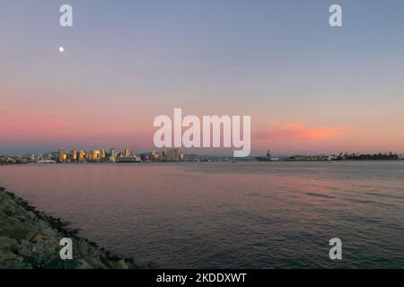 San Diego, Californie. 5th novembre 2022. Le coucher du soleil dans le centre de San Diego, Californie le samedi, 5 novembre 2022 (Credit image: © Rishi Deka/ZUMA Press Wire) Banque D'Images