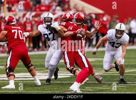 Bloomington, États-Unis. 05th novembre 2022. Indiana Hoosiers Quarterback Jack Tuttle (14) joue contre Penn State lors d'un match de football NCAA au Memorial Stadium. Les Nittany Lions battent les Hoosiers 45-14. Crédit : SOPA Images Limited/Alamy Live News Banque D'Images