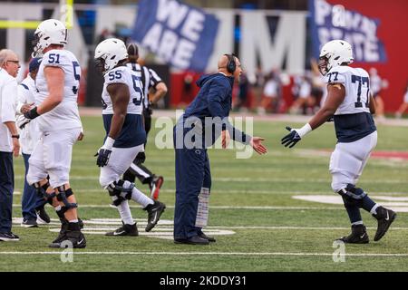 Bloomington, États-Unis. 05th novembre 2022. James Franklin, entraîneur de l'État de Pennsylvanie, s'entraîne contre l'Université de l'Indiana lors d'un match de football de la NCAA au Memorial Stadium. Les Nittany Lions battent les Hoosiers 45-14. Crédit : SOPA Images Limited/Alamy Live News Banque D'Images