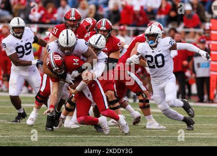 Bloomington, États-Unis. 05th novembre 2022. Jack Tuttle (14), un quarterback Indiana Hoosiers, est blessé par Penn State lors d'un match de football de la NCAA au Memorial Stadium. Les Nittany Lions battent les Hoosiers 45-14. Crédit : SOPA Images Limited/Alamy Live News Banque D'Images