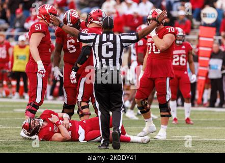 Bloomington, États-Unis. 05th novembre 2022. Jack Tuttle (14), un quarterback Indiana Hoosiers, est blessé par Penn State lors d'un match de football de la NCAA au Memorial Stadium. Les Nittany Lions battent les Hoosiers 45-14. Crédit : SOPA Images Limited/Alamy Live News Banque D'Images