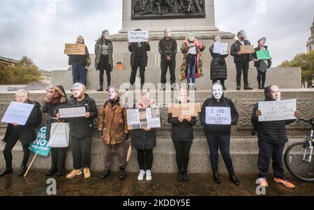 Londres, Royaume-Uni. 01st janvier 2000. Les manifestants portent des masques de politiciens avec un « Liar » écrit sur eux et tiennent des écriteaux expliquant les mensonges qu'ils se sentent racontés pendant la manifestation. Les manifestants de la communauté de la liberté sont de plus en plus frustrés par le fait que les politiciens ne sont pas tenus de rendre compte de ce qu'ils considèrent comme des mensonges qui ont été raconté à la population générale pendant le confinement de la Covid-19. Ils descendent dans les rues de Londres pour obtenir leur soutien pour leurs points de vue. (Photo de Martin Pope/SOPA Images/Sipa USA) crédit: SIPA USA/Alay Live News Banque D'Images