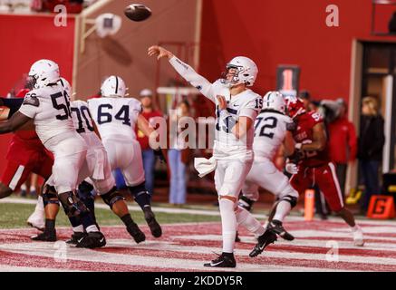 Bloomington, États-Unis. 05th novembre 2022. Le quarterback des Nittany Lions de Penn State Drew Allar (15) joue contre l'université de l'Indiana lors d'un match de football de la NCAA au Memorial Stadium. Les Nittany Lions battent les Hoosiers 45-14. Crédit : SOPA Images Limited/Alamy Live News Banque D'Images