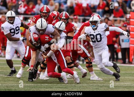 Bloomington, États-Unis. 05th novembre 2022. Jack Tuttle (14), un quarterback Indiana Hoosiers, est blessé par Penn State lors d'un match de football de la NCAA au Memorial Stadium. Les Nittany Lions battent les Hoosiers 45-14. (Photo de Jeremy Hogan/SOPA Images/Sipa USA) crédit: SIPA USA/Alay Live News Banque D'Images