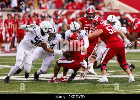 Bloomington, États-Unis. 05th novembre 2022. Indiana Hoosiers en arrière Shaun Shivers (2) est attaqué par Penn State lors d'un match de football NCAA au Memorial Stadium. Les Nittany Lions battent les Hoosiers 45-14. (Photo de Jeremy Hogan/SOPA Images/Sipa USA) crédit: SIPA USA/Alay Live News Banque D'Images