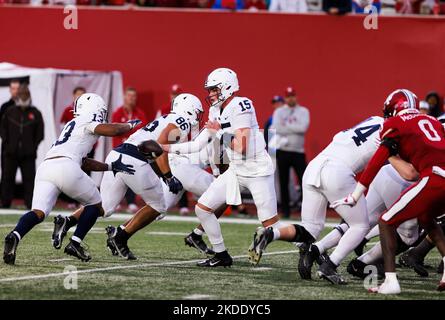 Bloomington, États-Unis. 05th novembre 2022. Le quarterback des Nittany Lions de Penn State Drew Allar (15) joue contre l'université de l'Indiana lors d'un match de football de la NCAA au Memorial Stadium. Les Nittany Lions battent les Hoosiers 45-14. (Photo de Jeremy Hogan/SOPA Images/Sipa USA) crédit: SIPA USA/Alay Live News Banque D'Images