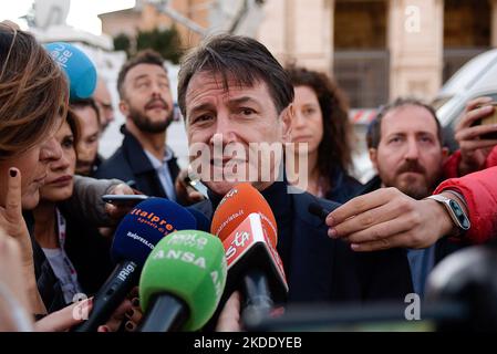 Rome, Italie. 05th novembre 2022. Giuseppe Conte, chef du mouvement 5 étoiles (M5S), s'adresse à la presse lors de la manifestation nationale pour la paix organisée par les associations de la société civile italienne avec la coalition Europe pour la paix, en solidarité avec le peuple ukrainien et les victimes de toutes les guerres. (Photo par Vincenzo Nuzzolese/SOPA Images/Sipa USA) crédit: SIPA USA/Alamy Live News Banque D'Images