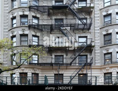 Ancien immeuble d'appartements de style Beaux-arts de New York très orné avec cheminée extérieure Banque D'Images