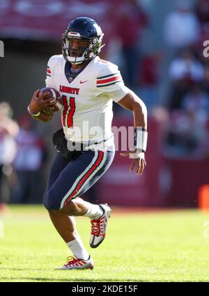 5 novembre 2022: Johnathan Bennett #11 Flames QB vient autour du coin avec le ballon. Liberty a battu Arkansas 21-19 à Fayetteville, AR, Richey Miller/CSM Banque D'Images