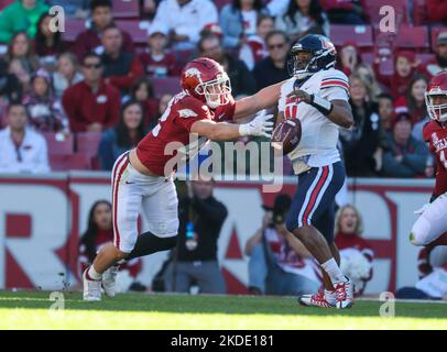5 novembre 2022 : le linebacker de l'Arkansas Drew Sanders #42 ferme sur Liberty QB Johnathan Bennett #11. Liberty a battu Arkansas 21-19 à Fayetteville, AR, Richey Miller/CSM Banque D'Images