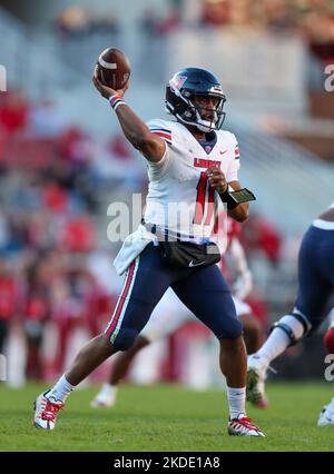 5 novembre 2022: Flames QB Johnathan Bennett #11 se tourne pour faire un jet dans les appartements. Liberty a battu Arkansas 21-19 à Fayetteville, AR, Richey Miller/CSM Banque D'Images